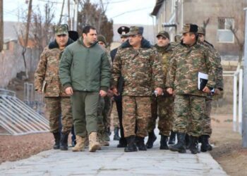 Министр обороны Армении посетил воинские части, дислоцированные на южном направлении