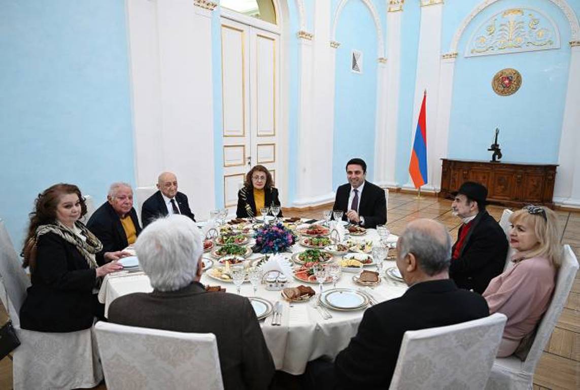 Ален Симонян принял группу культурных деятелей Армении
