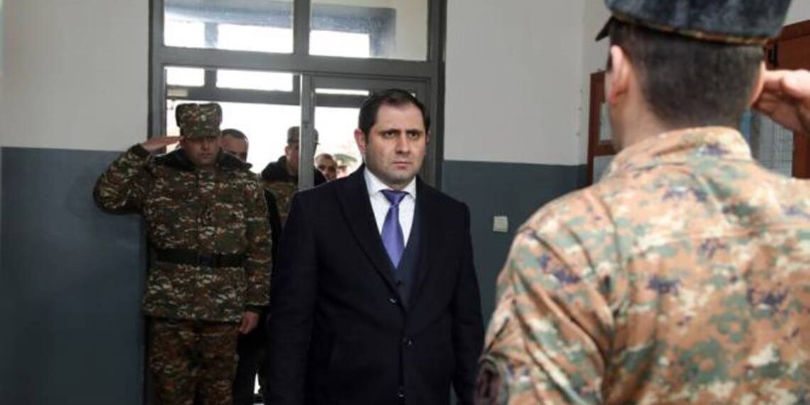 Министр обороны Армении посетил миротворческую бригаду