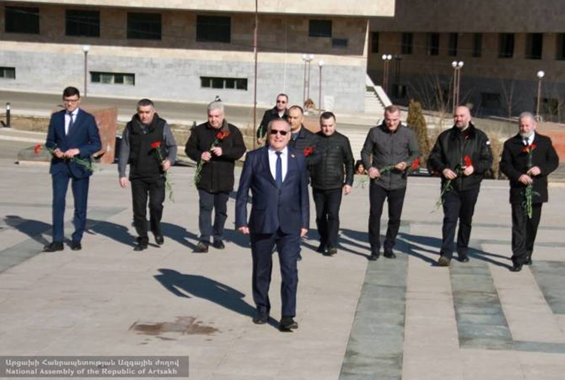 Госкомиссия по организации мероприятий к 34-летию Карабахского движения посетила Мемориал Степанакерта