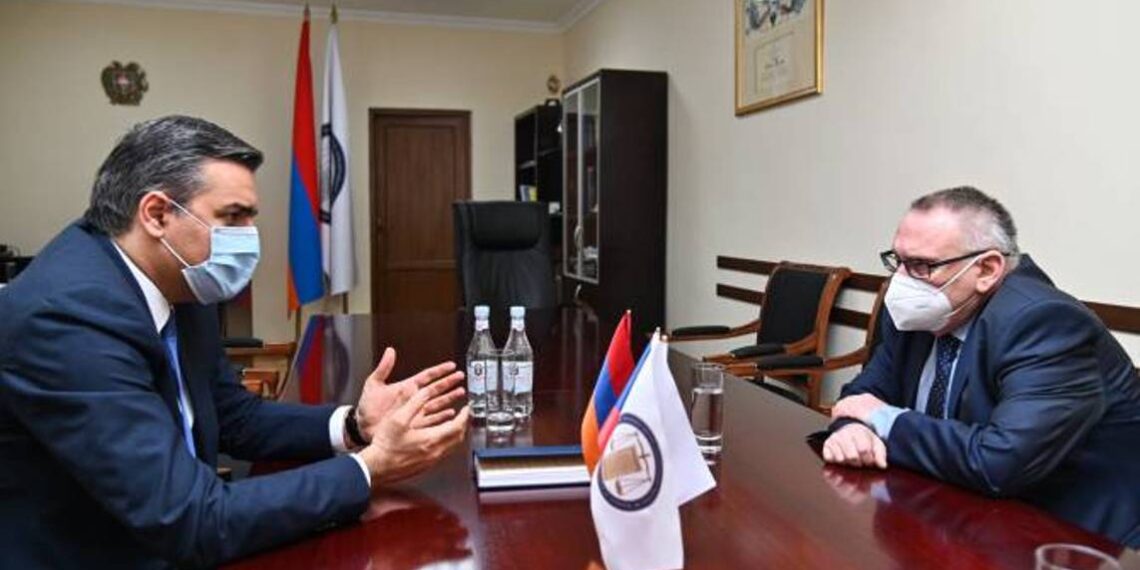 На встрече с послом Чехии Омбудсмен Армении подчеркнул, что азербайджанские военнослужащие нарушают требования ООН