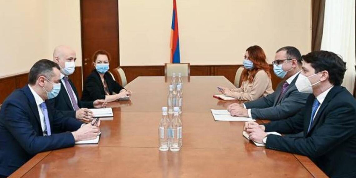 Тигран Хачатрян и Дмитрий Гвиндадзе обсудили ключевые направления сотрудничества с ЕБРР