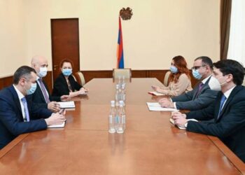 Тигран Хачатрян и Дмитрий Гвиндадзе обсудили ключевые направления сотрудничества с ЕБРР