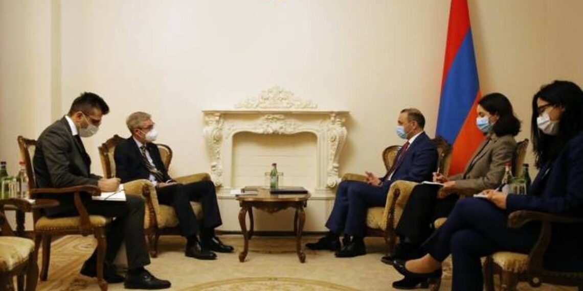 Секретарь Совбеза Армении представил послу Швеции позицию Еревана по Нагорному Карабаху