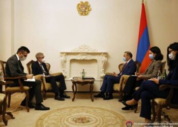 Секретарь Совбеза Армении представил послу Швеции позицию Еревана по Нагорному Карабаху