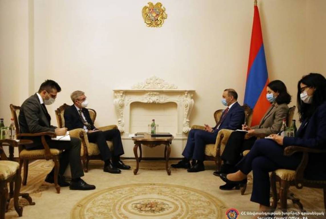 Секретарь Совбеза Армении представил послу Швеции позицию Еревана по Нагорному Карабаху