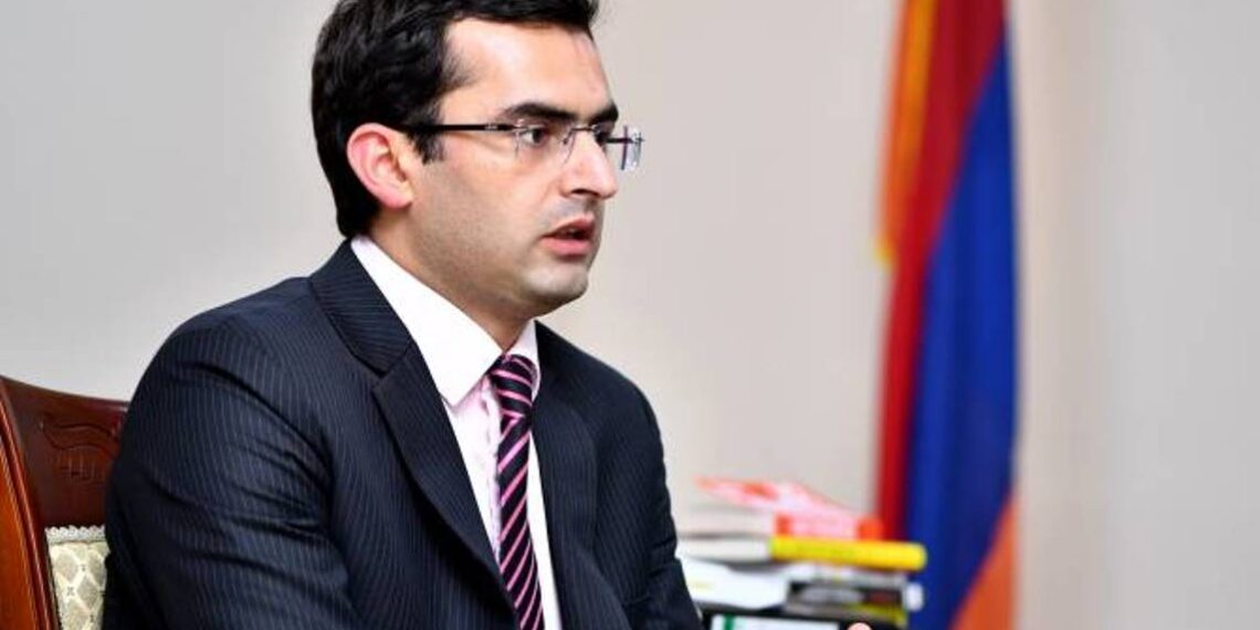 Текст будет изучен должным образом: Аршакян о декларации, подписанной РФ и Азербайджаном