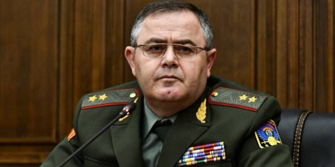 Артак Давтян освобожден с должности начальника Генштаба ВС Армении