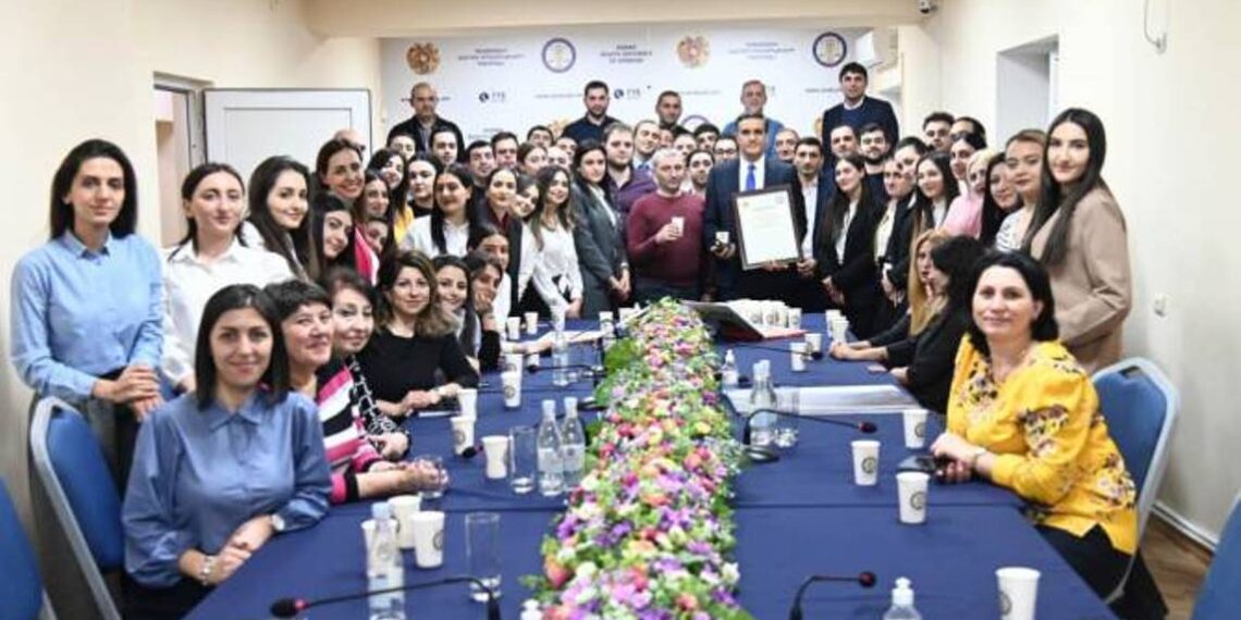 Мы стали большой и дружной семьей: Арман Татоян попрощался с сотрудниками