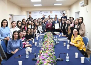 Мы стали большой и дружной семьей: Арман Татоян попрощался с сотрудниками