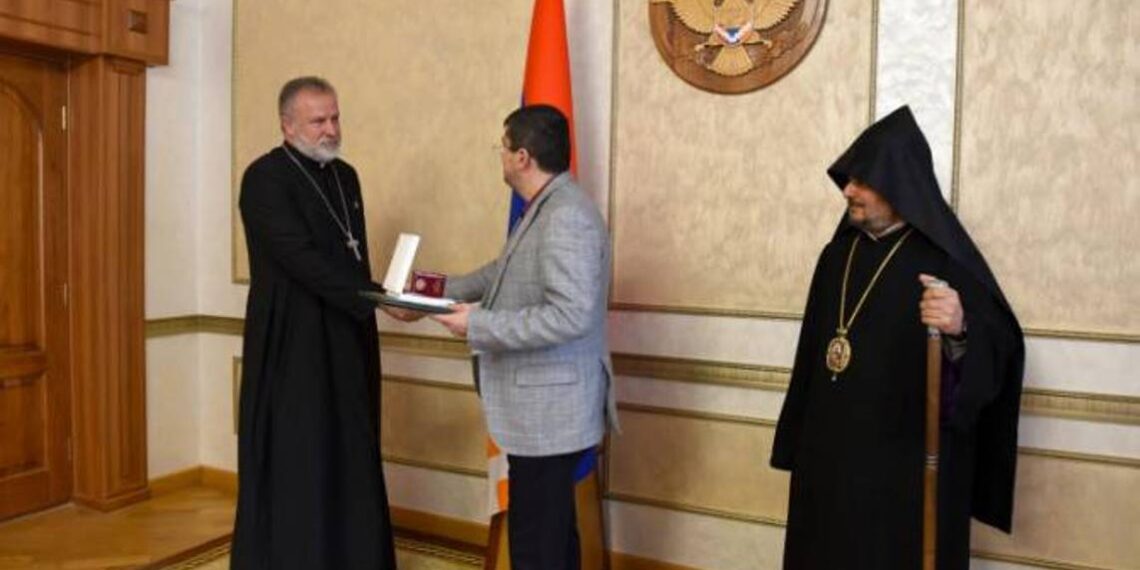 Президент Арцаха вручил духовному пастырю Мартакертского района Ованнесу Ованнисяну орден Святого Месропа Маштоца