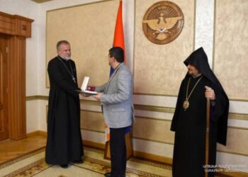Президент Арцаха вручил духовному пастырю Мартакертского района Ованнесу Ованнисяну орден Святого Месропа Маштоца