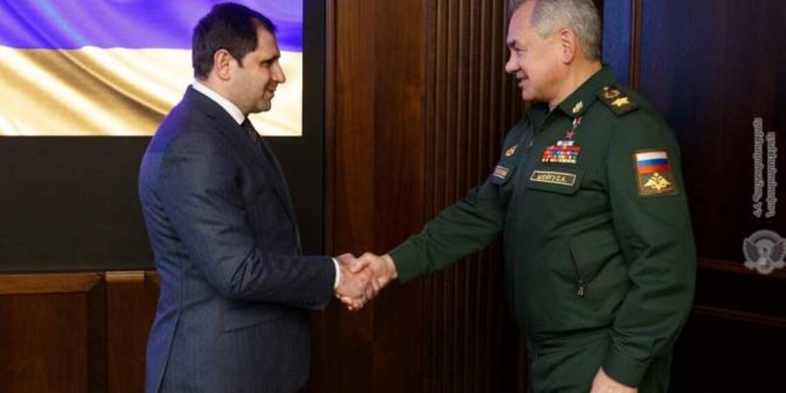 В Москве состоялась встреча министров обороны Армении и РФ