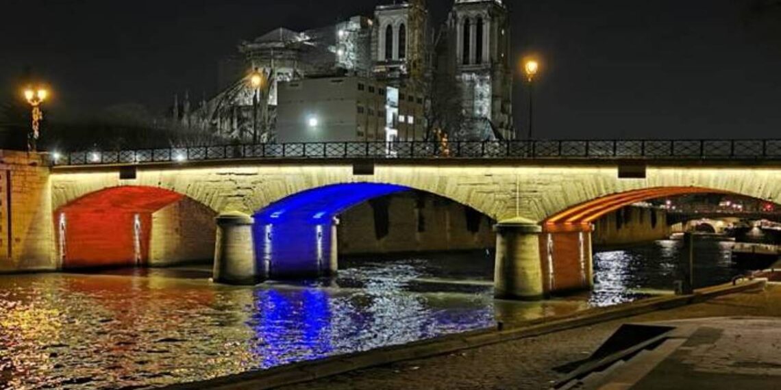 По инициативе мэрии Парижа мост у Notre-Dame de Paris был освещен цветами флагов Армении и Франции