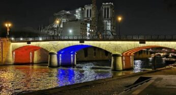 По инициативе мэрии Парижа мост у Notre-Dame de Paris был освещен цветами флагов Армении и Франции