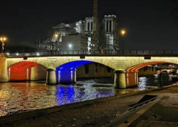 По инициативе мэрии Парижа мост у Notre-Dame de Paris был освещен цветами флагов Армении и Франции