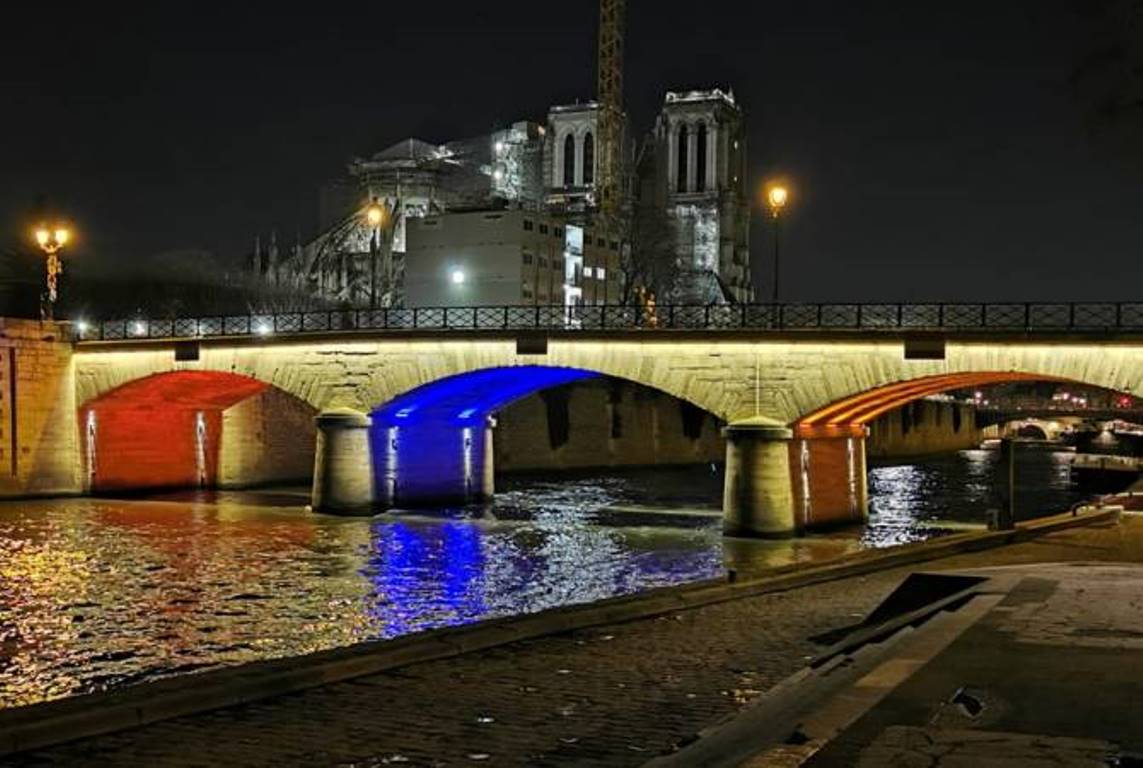 По инициативе мэрии Парижа мост у Notre-Dame de Paris был освещен цветами флагов Армении и Франции