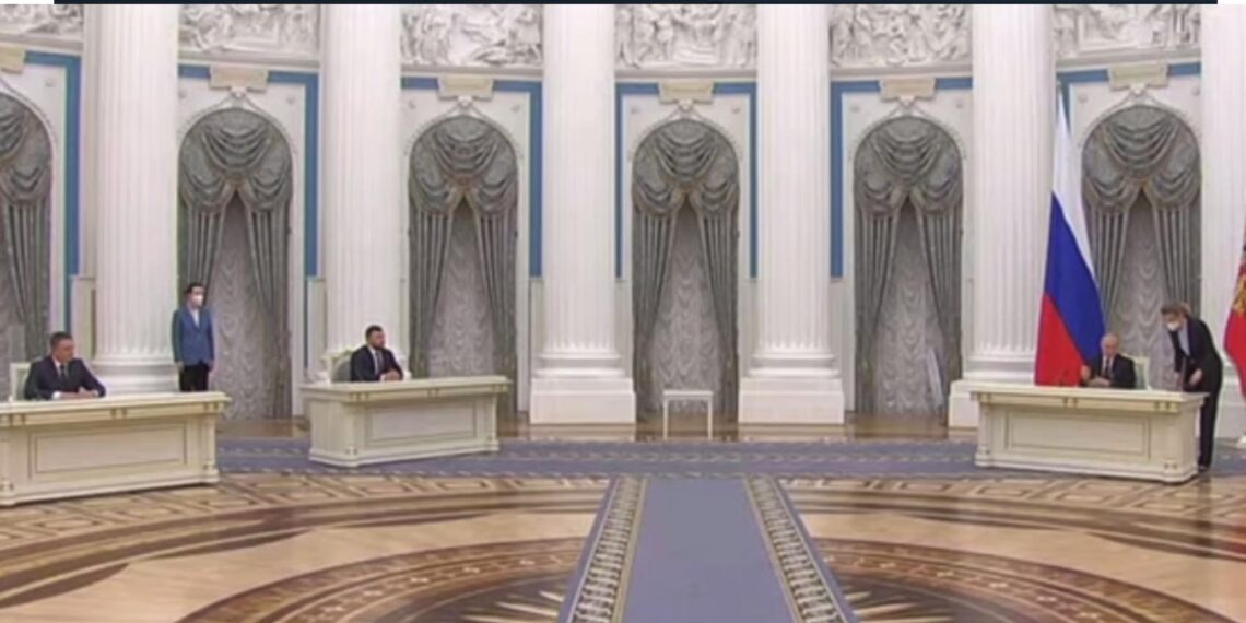 Россия признала ЛНР и ДНР