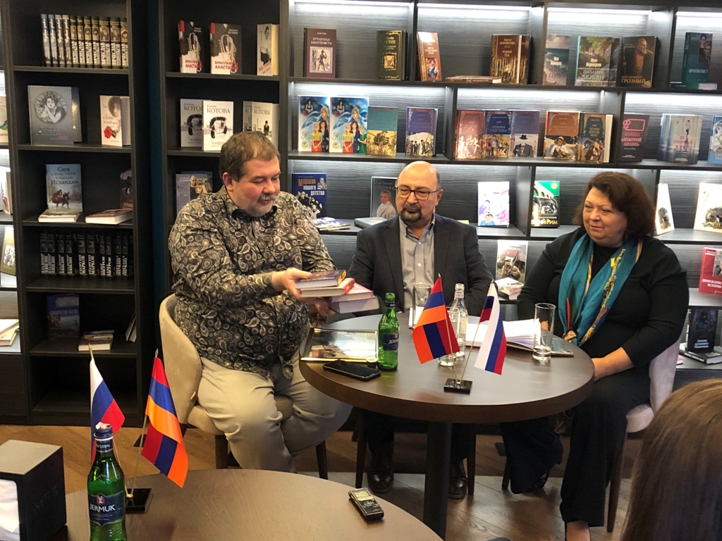 Известный писатель-фантаст Сергей Лукьяненко решил «перезагрузиться» в Армении