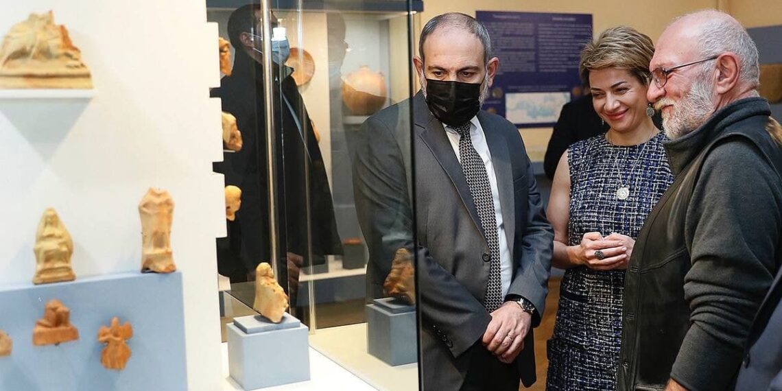 Никол Пашинян и Анна Акопян посетили Музей истории Армении