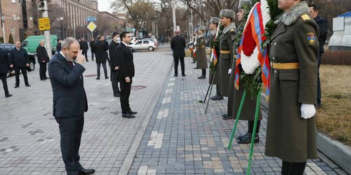 Никол Пашинян и Ален Симонян почтили память жертв событий 1 марта 2008 года