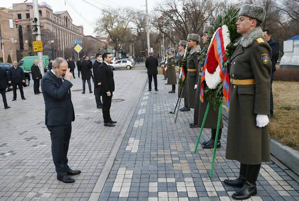 Никол Пашинян и Ален Симонян почтили память жертв событий 1 марта 2008 года