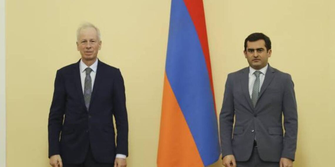 Акоп Аршакян принял специального представителя Канады в Европейском Союзе и Европе Стефана Диона