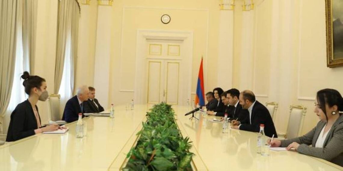 Ален Симонян принял делегацию во главе со специальным посланником Канады в Европейском союзе и Европе Стефаном Дионом