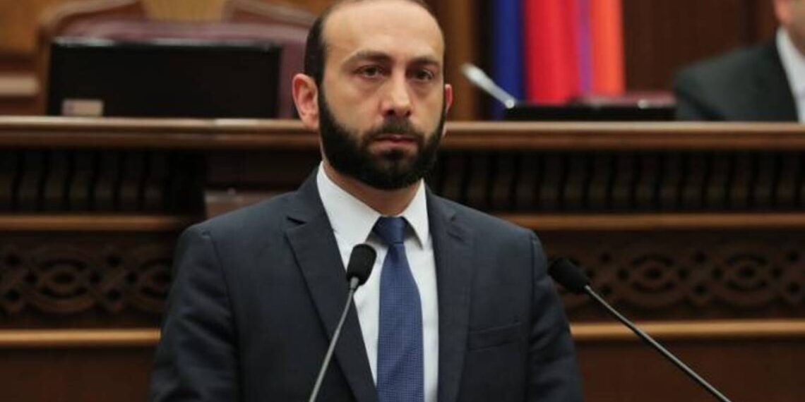 МИД помогает находящимся в Украине армянам по разным вопросам: Мирзоян