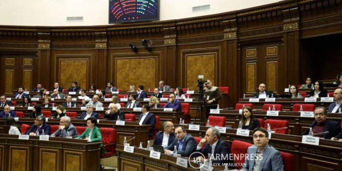 Парламент продолжает работу очередного заседания