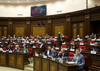 Парламент продолжает работу очередного заседания