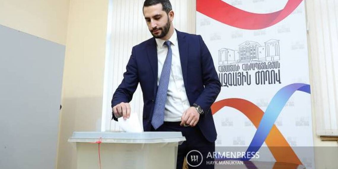 В Национальном собрании Армении началось голосование по второму туру выборов президента