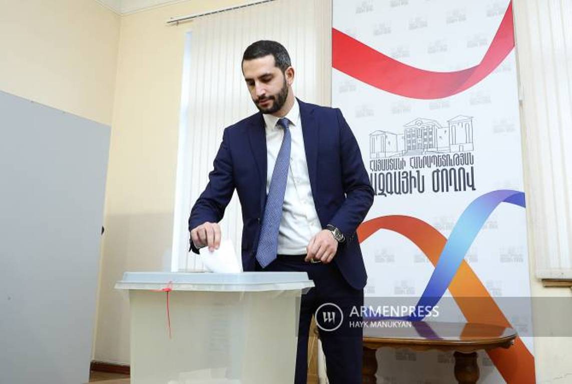 В Национальном собрании Армении началось голосование по второму туру выборов президента