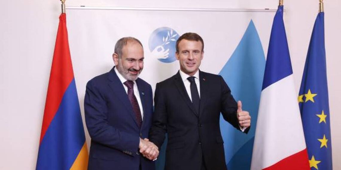 Макрон пригласил Пашиняна посетить Париж для участия в армяно-французском форуме