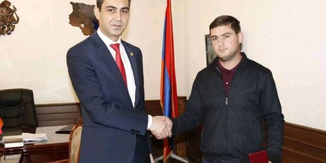 Губернатор Гегаркуника вручил государственную награду участнику последней Арцахской войны Марселю Симоняну