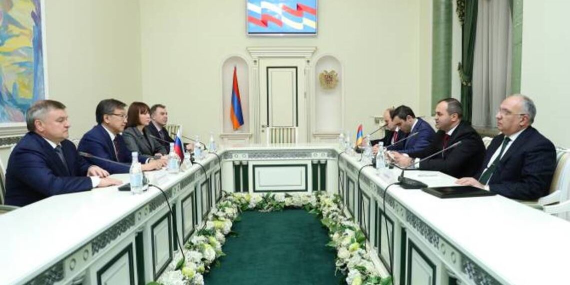 В Армению прибыл главный военный прокурор РФ Валерий Петров