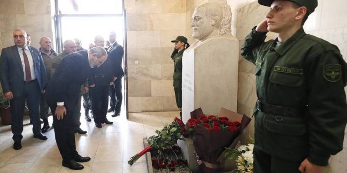 Премьер-министр почтил память Вазгена Саркисяна