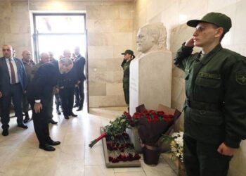 Премьер-министр почтил память Вазгена Саркисяна