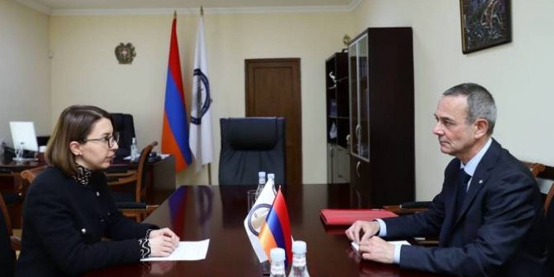 Омбудсмен Армении и глава делегации МККК обсудили вопросы возвращения армянских пленных из Азербайджана