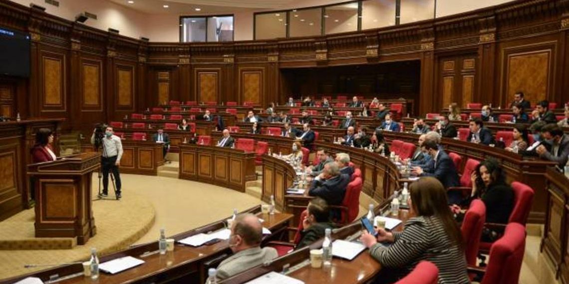 В Национальном собрании началось внеочередное заседание