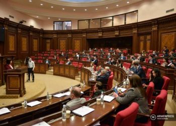 В Национальном собрании началось внеочередное заседание