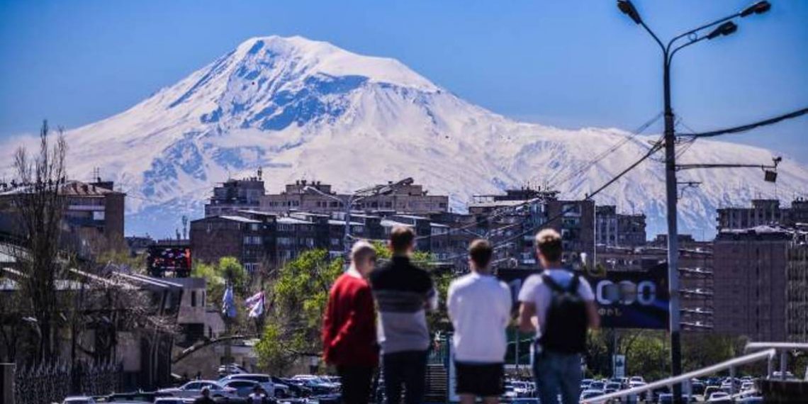 Около 100 армян из Украины подали заявления на проживание в Армении