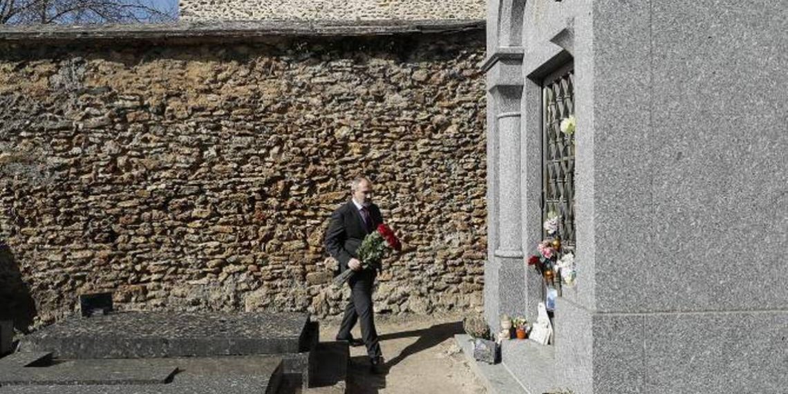 Никол Пашинян в Париже почтил память Шарля Азнавура