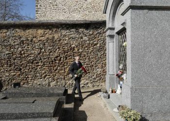 Никол Пашинян в Париже почтил память Шарля Азнавура