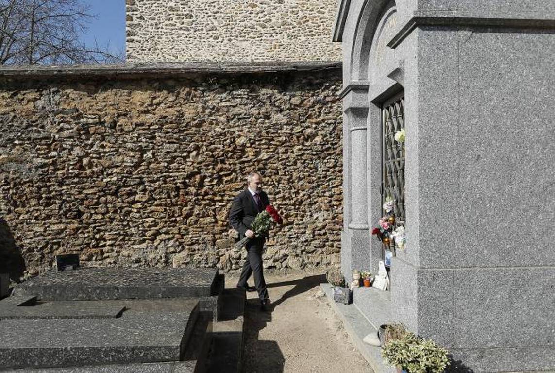 Никол Пашинян в Париже почтил память Шарля Азнавура