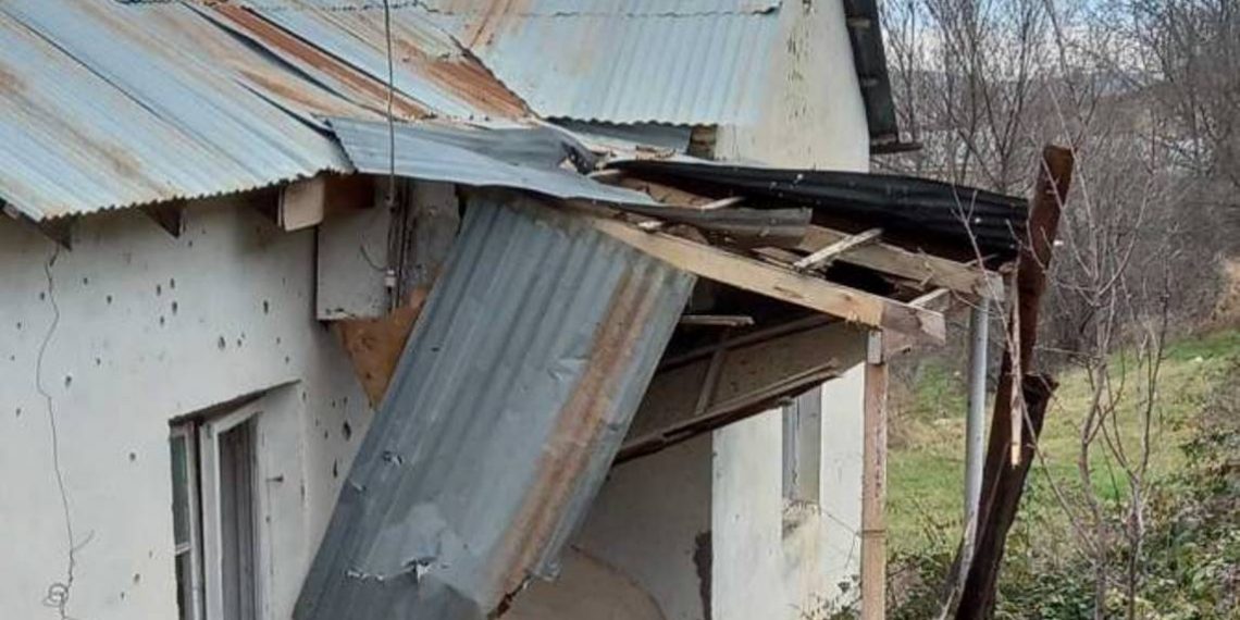 Выпущенный Азербайджаном снаряд взорвался во дворе здания в общине Парух в Арцахе