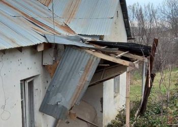 Выпущенный Азербайджаном снаряд взорвался во дворе здания в общине Парух в Арцахе