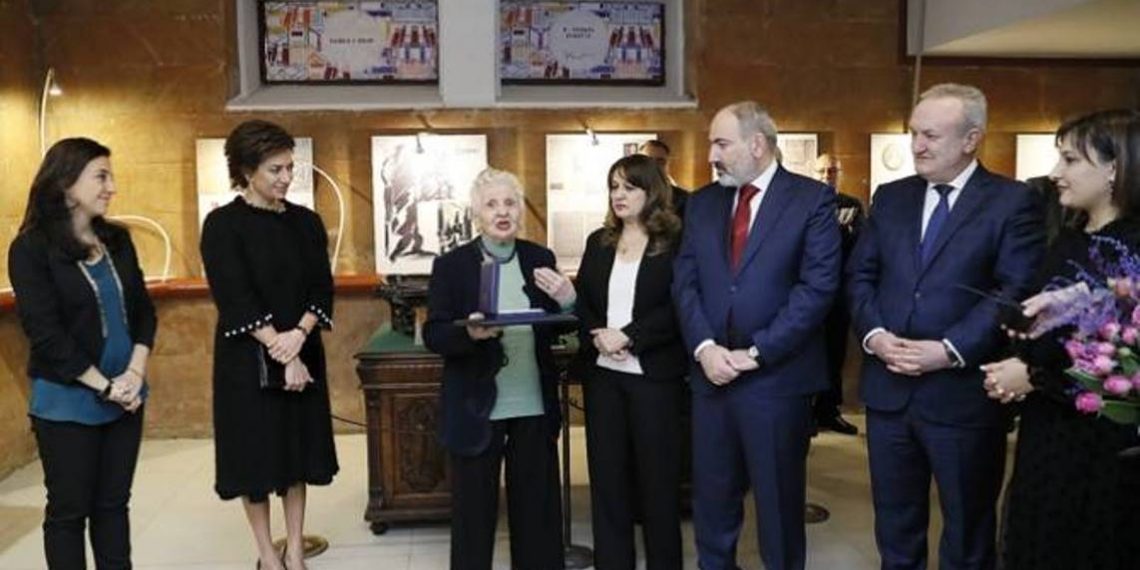 Премьер-министр с супругой посетил Дом-музей Егише Чаренца: Никол Пашинян наградил Анаит Чаренц Медалью признательности