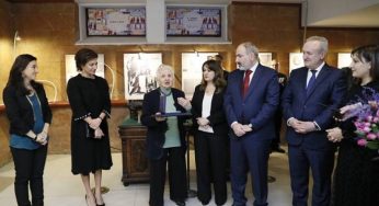 Премьер-министр с супругой посетил Дом-музей Егише Чаренца: Никол Пашинян наградил Анаит Чаренц Медалью признательности