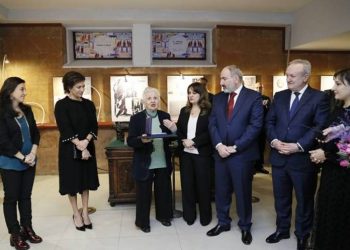 Премьер-министр с супругой посетил Дом-музей Егише Чаренца: Никол Пашинян наградил Анаит Чаренц Медалью признательности